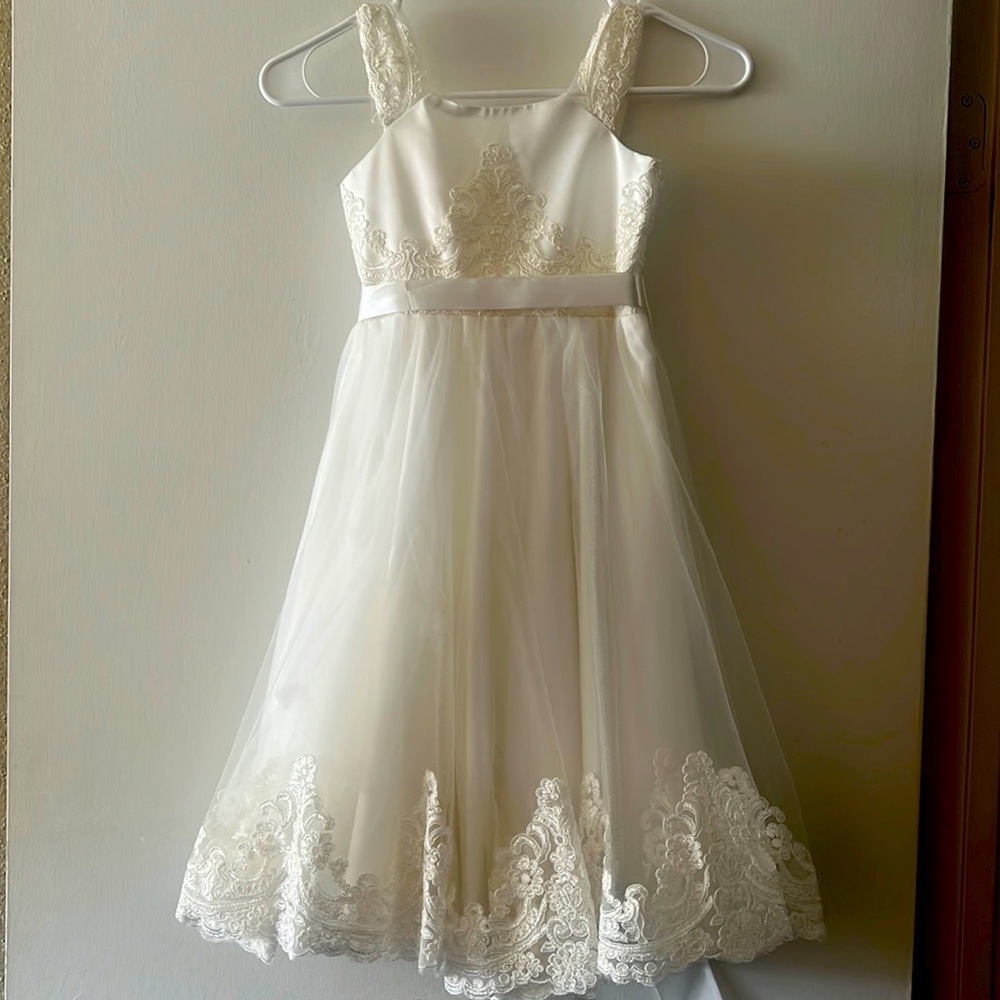 Ivory girl dress with lace in the shoulders and the skirt size 4